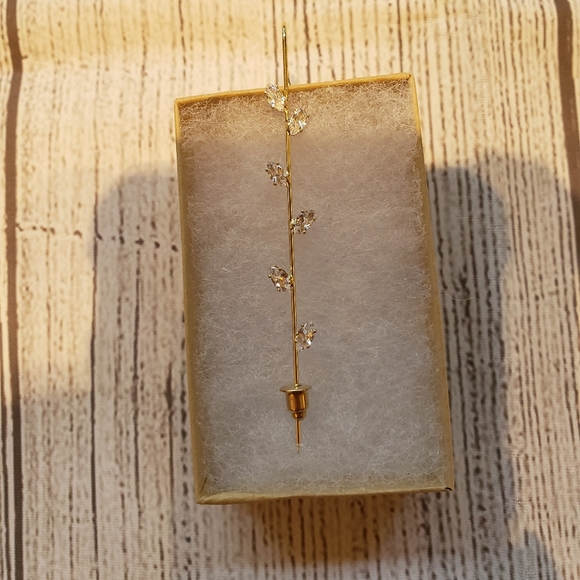 Hypoallergenic Gold crawler wrap earring - Picture 3 of 7